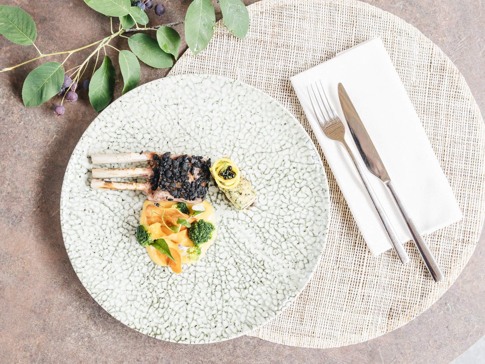 Sensoria Dolomites: Wellnesshotel in den Bergen Gourmetgericht mit Lammkoteletts, Gemüse und dekorativem Besteck