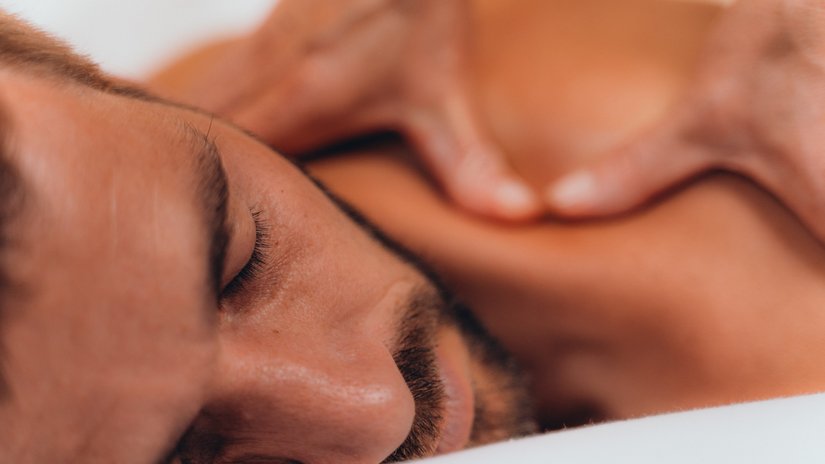 Spa-Wochenende für Paare – Treatments Mann bekommt eine Schulter- und Nackenmassage