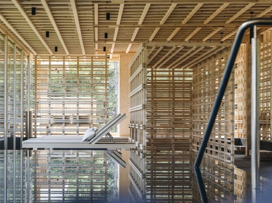 Wellnesshotel auf der Seiser Alm – Luxus für die Seele Innenraum eines Spa mit Holzgestaltung und Liegestühlen am Pool