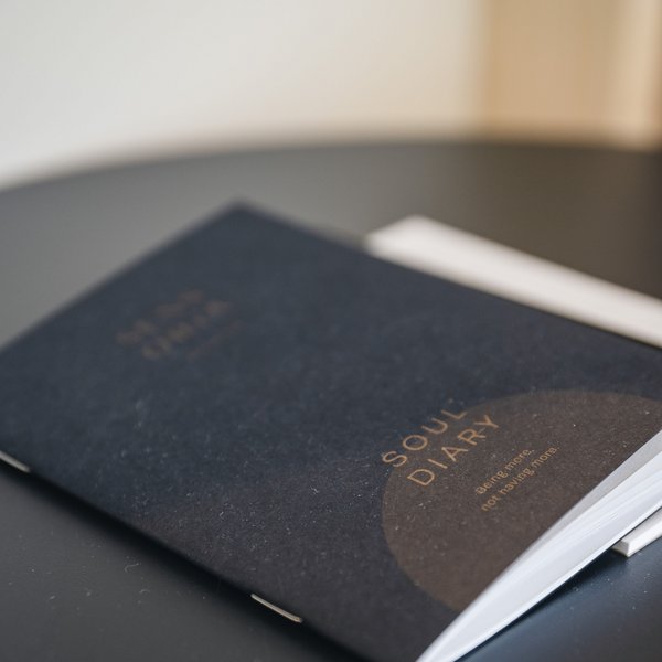 Romantischer Kurzurlaub für Verliebte – Sensoria Dolomites Schwarzes Tagebuch namens Soul Diary auf einem Tisch