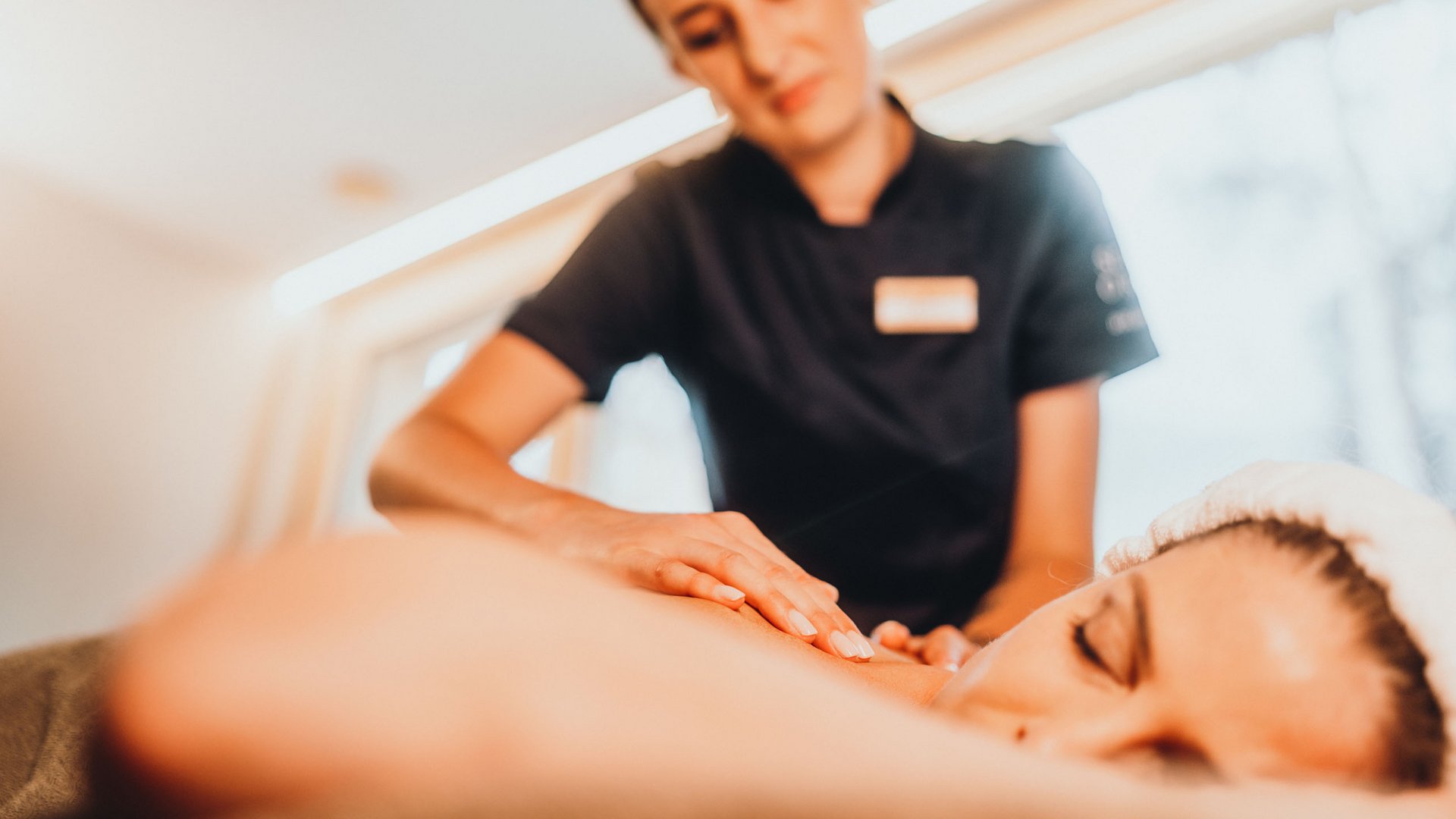 Day Spa in Südtirol – Wellness für die Seele Frau erhält eine entspannende Schultermassage im Spa