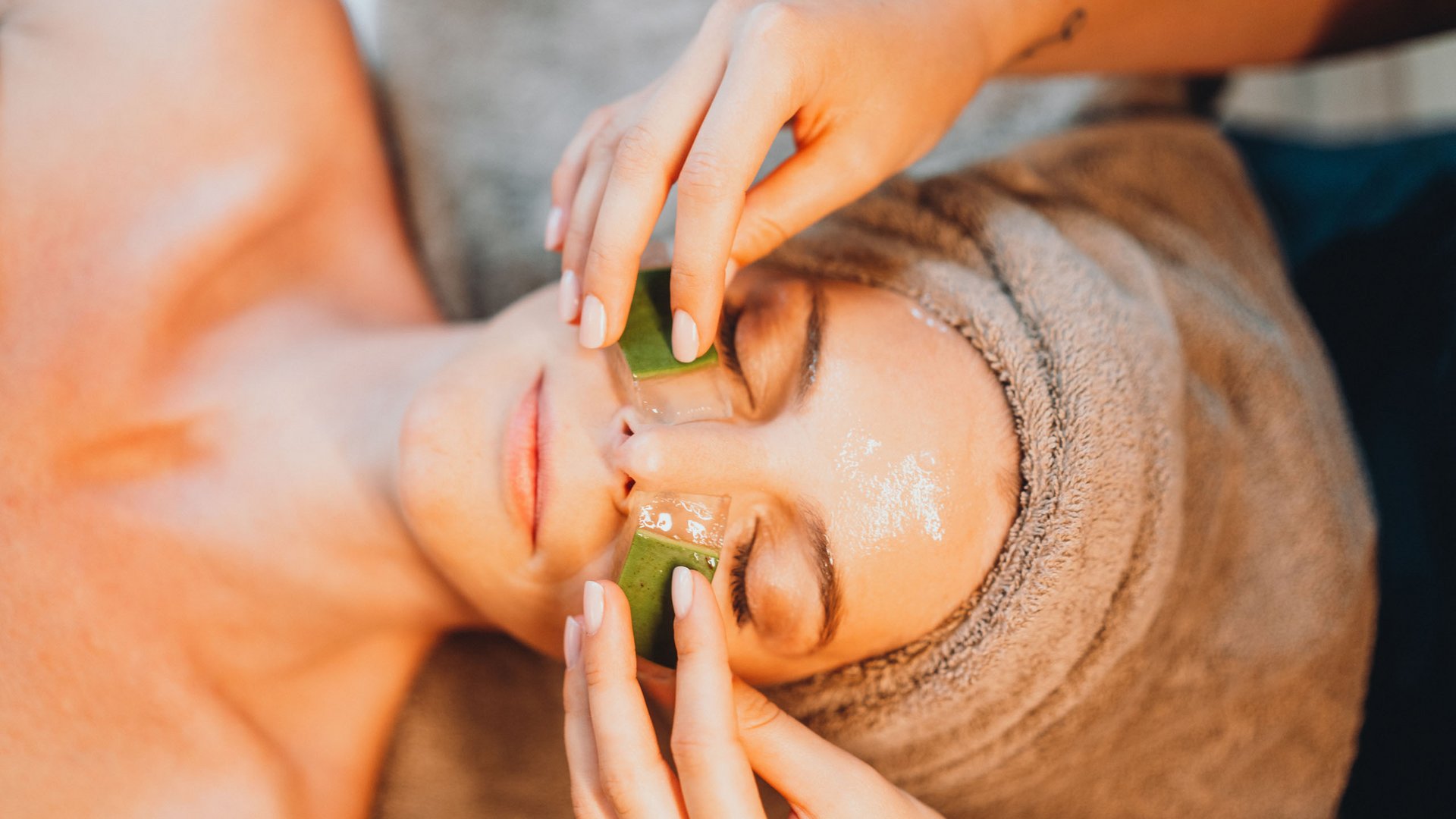 Wellness Aphrodite: Sensoria Dolomites unter den Siegern Frau mit Aloe-Vera-Gel unter den Augen während einer Gesichtspflege