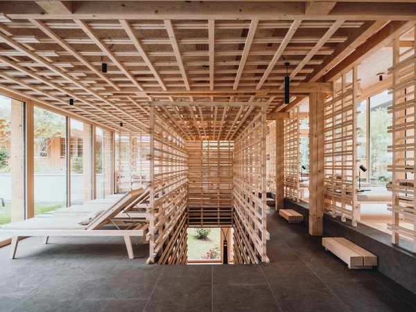 Wellness Aphrodite: Sensoria Dolomites unter den Siegern Modernes Spa mit Holzstruktur und Liegestühlen neben großen Fenstern
