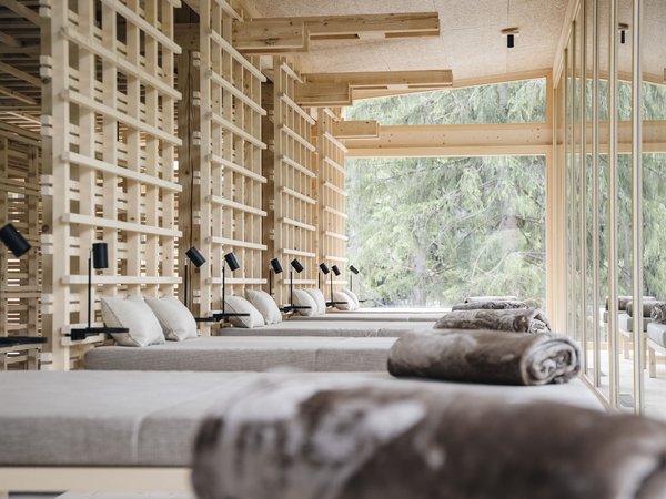 Wellness Aphrodite: Sensoria Dolomites unter den Siegern Modernes Spa-Wartezimmer mit Holzstruktur und Liegen mit Kissen
