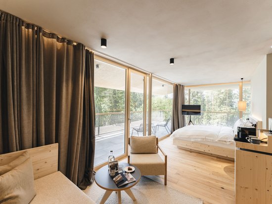 Sensoria Dolomites – Urlaub in Seis am Schlern Modernes Hotelzimmer mit Balkon und Waldblick