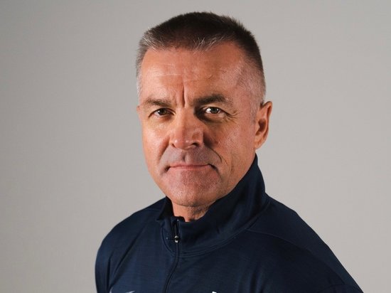 My Olympic Mindset Retreat 2026 Porträt eines Mannes in dunkelblauer Sportjacke vor grauem Hintergrund