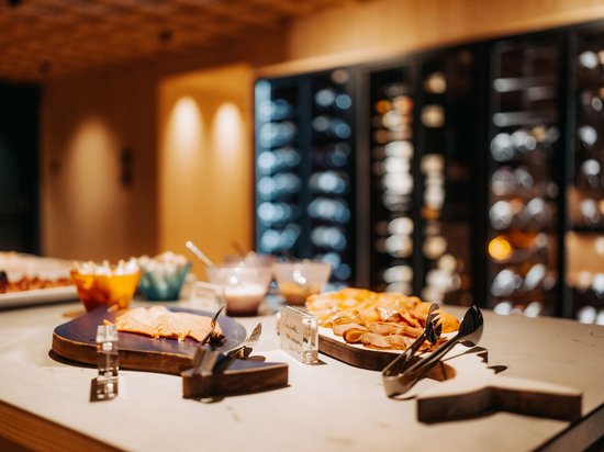 Genussurlaub in Südtirol – Sensoria Dolomites Verschiedene Wurst- und Käsescheiben auf Holzplatten in einem Buffet