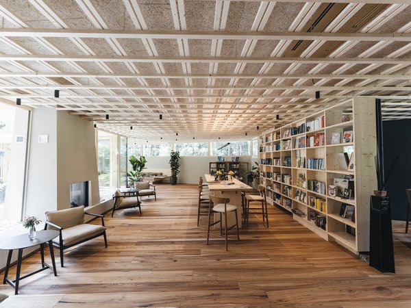 Wellness Aphrodite: Sensoria Dolomites unter den Siegern Heller, moderner Raum mit Holzboden, Bücherregal und Sitzbereich