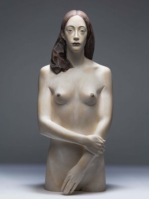 Sensoria Art Edition 01 Holzskulptur einer brustfreien Frau mit verbundenen Armen