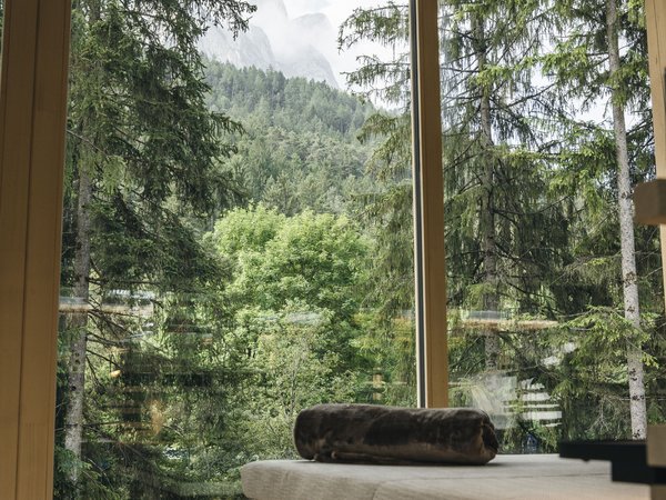 Wellness Aphrodite: Sensoria Dolomites unter den Siegern Zimmer mit großem Fenster mit Blick auf Tannen und Berge im Nebel