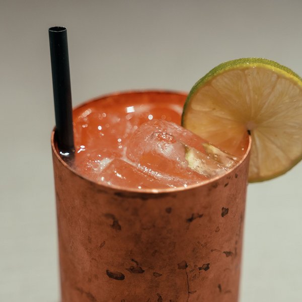 Genussurlaub in Südtirol – Sensoria Dolomites Kupferbecher mit Eis, Limettenscheibe und schwarzem Strohhalm
