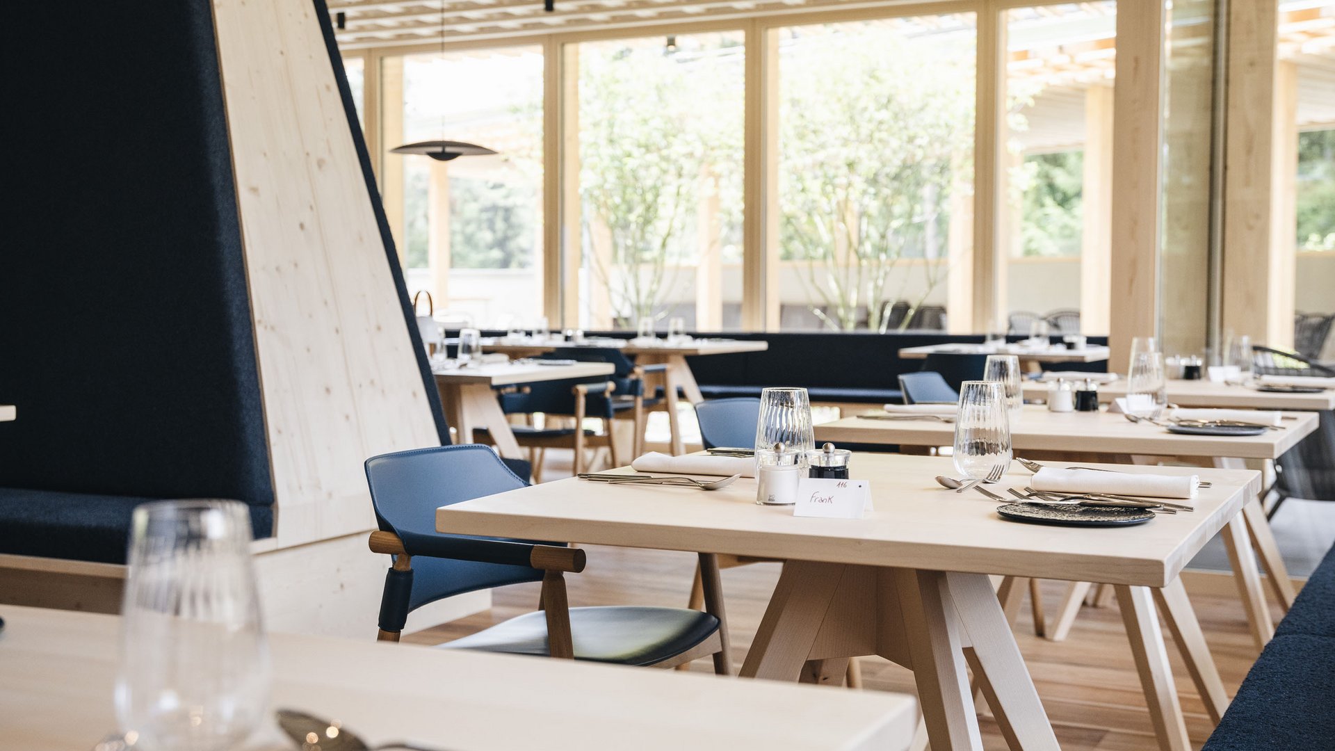 Kraftplatz am Schlern und himmlischer Genuss: Restaurant Anima Moderner, heller Restaurantbereich mit Holzmöbeln und gedeckten Tischen