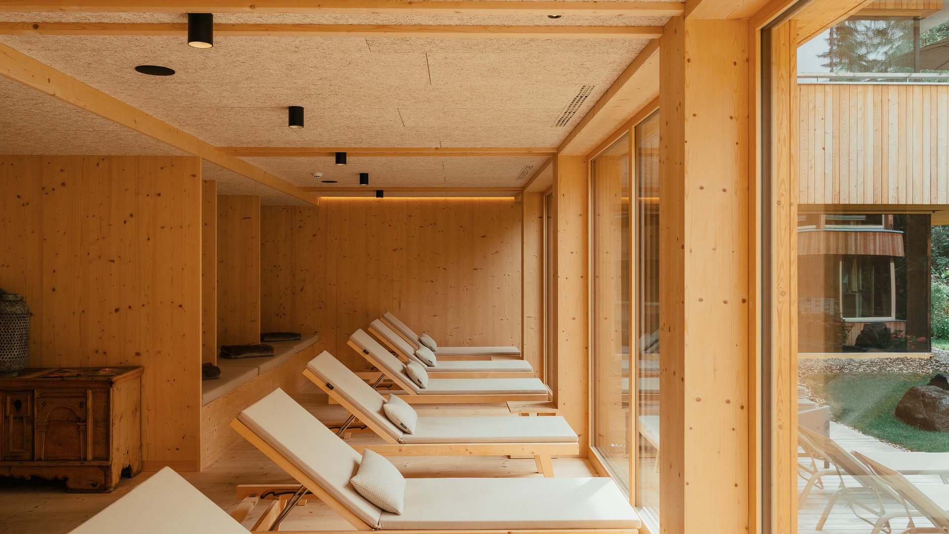 Inclusive services – last-minute South Tyrol holidays Relaxation area with lounge chairs in wooden interior and large windows