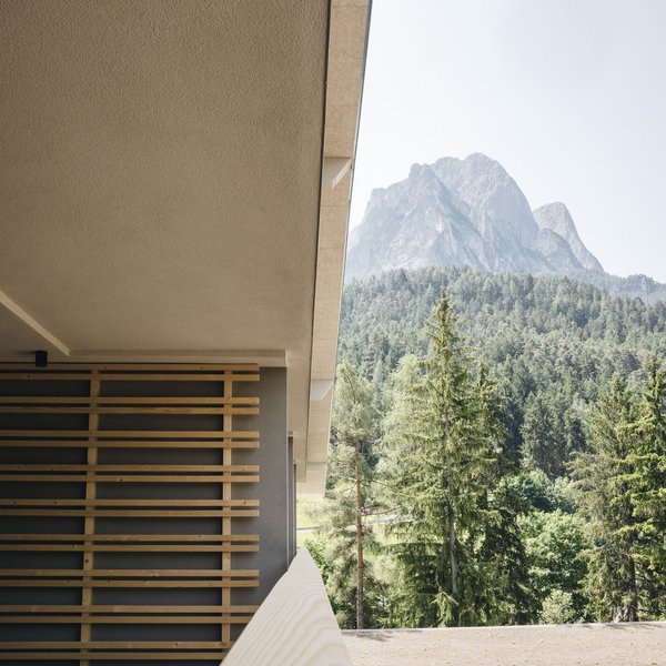 Romantischer Kurzurlaub für Verliebte – Sensoria Dolomites Balkon mit Blick auf Wald und Berg im Hintergrund