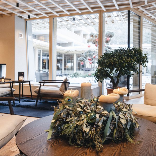 Sensoria Dolomites: Wellnesshotel in den Dolomiten Gemütlicher Sitzbereich mit Kerzen und Dekoration auf Tisch im modernen Raum