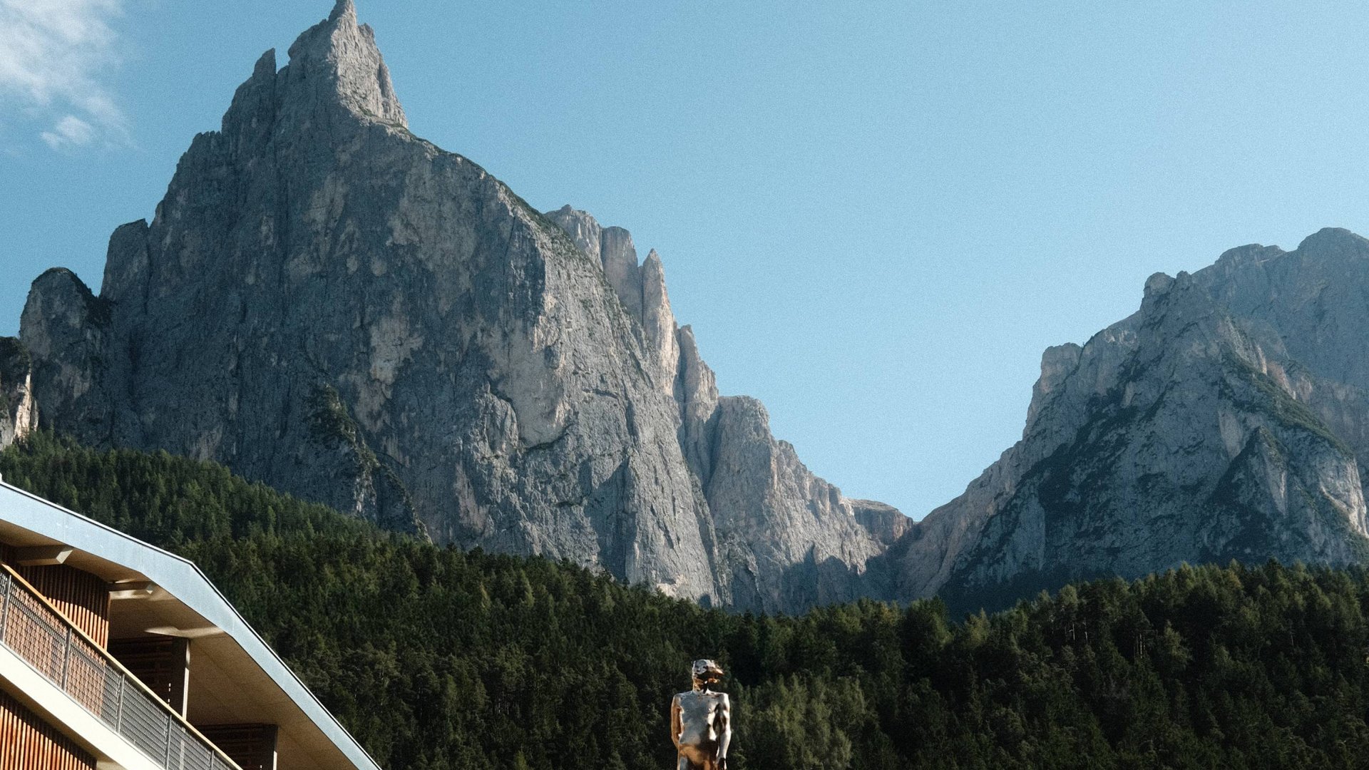 Sensoria Art Edition 01 Moderne Holzhäuser mit Bergblick unter blauem Himmel