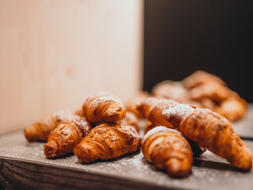 Inclusive services – last-minute South Tyrol holidays Fresh croissants on a tray dusted with powdered sugar