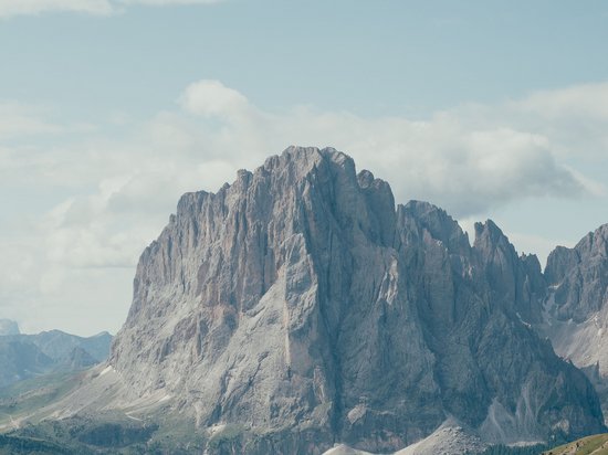 Kraftorte in Südtirol Zwei Liegestühle mit Blick auf einen Felsenberg in den Alpen