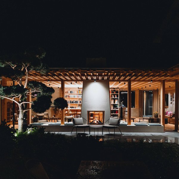 Romantischer Kurzurlaub für Verliebte – Sensoria Dolomites Modernes, beleuchtetes Haus mit Kamin und Garten bei Nacht