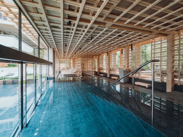 Wellness Aphrodite: Sensoria Dolomites unter den Siegern Moderner Innenpool mit Holzbalken und Liegen in einem Spa