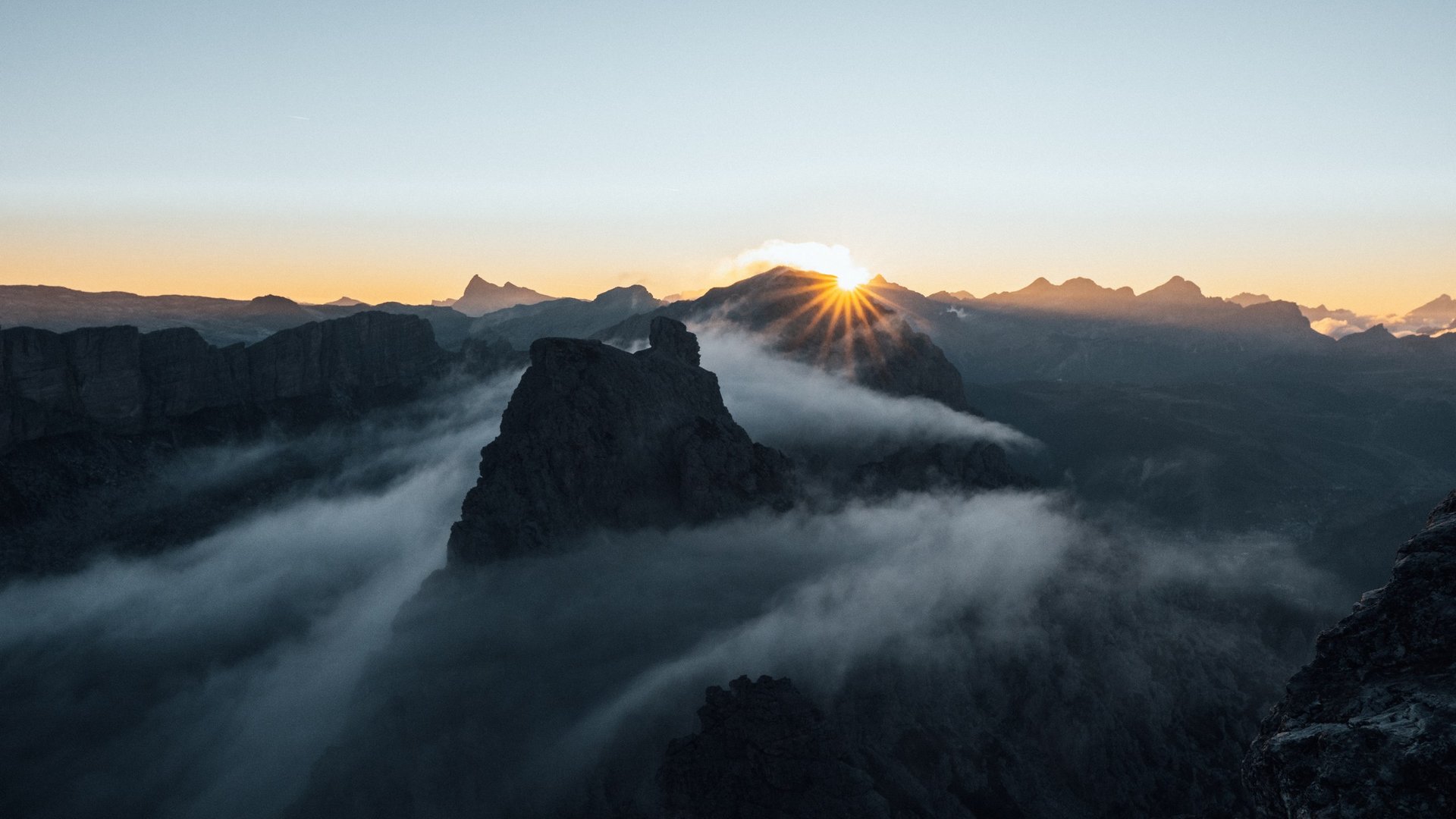 Aktivurlaub in Südtirol – bereit für Natur pur? Sonnenaufgang über nebligen Bergen mit klarer Himmel