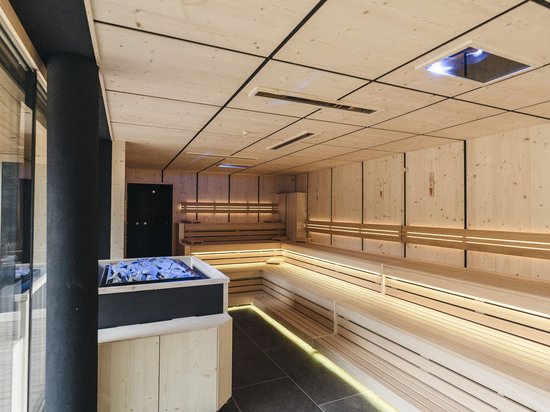Day Spa in Südtirol – Wellness für die Seele Moderne, helle Sauna mit Holzbänken und Steinofen