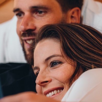 Essence West Lächelndes Paar nah beieinander