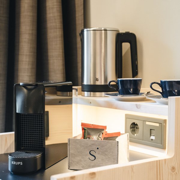 Romantischer Kurzurlaub für Verliebte – Sensoria Dolomites Kaffeestation mit Kaffeemaschine, Wasserkocher, Tassen und Kaffeepads