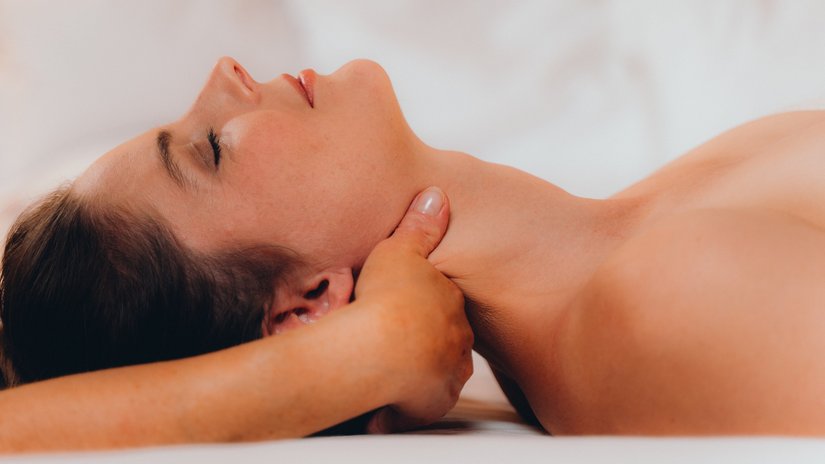 Spa-Wochenende für Paare – Treatments Person erhält eine Nackenmassage mit geschlossenen Augen