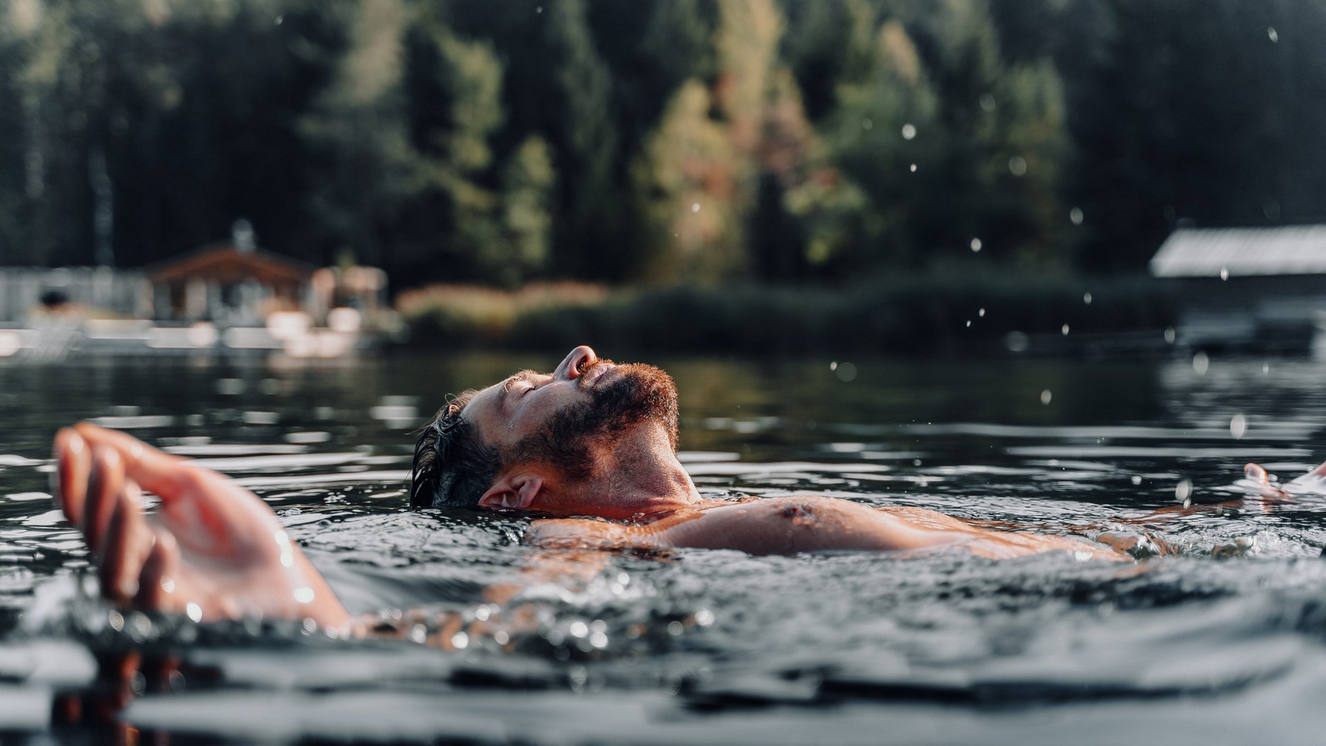 Größte Hochalm Europas – ein Kraftplatz mit Seele Mann entspannt schwimmend auf dem Rücken in einem ruhigen See