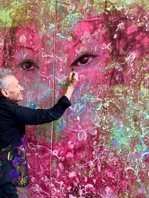 Sensoria Art Edition 01 Künstler malt mit Pinsel große bunte Augen auf leinwand