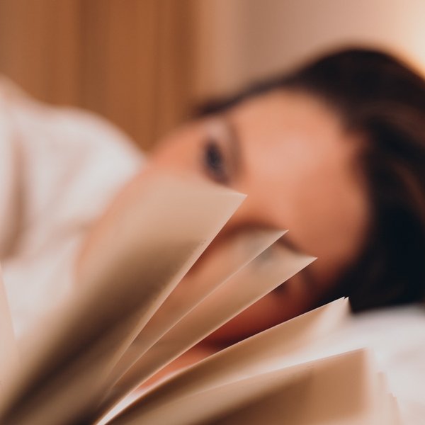 Romantischer Kurzurlaub für Verliebte – Sensoria Dolomites Frau liest ein Buch mit Fokus auf umgeblätterte Seiten