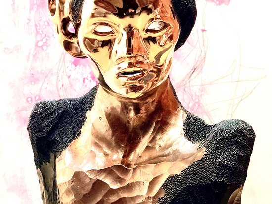 Sensoria Art Edition 01 Goldfarbene und schwarze Skulptur eines menschlichen Oberkörpers vor rosa Hintergrund