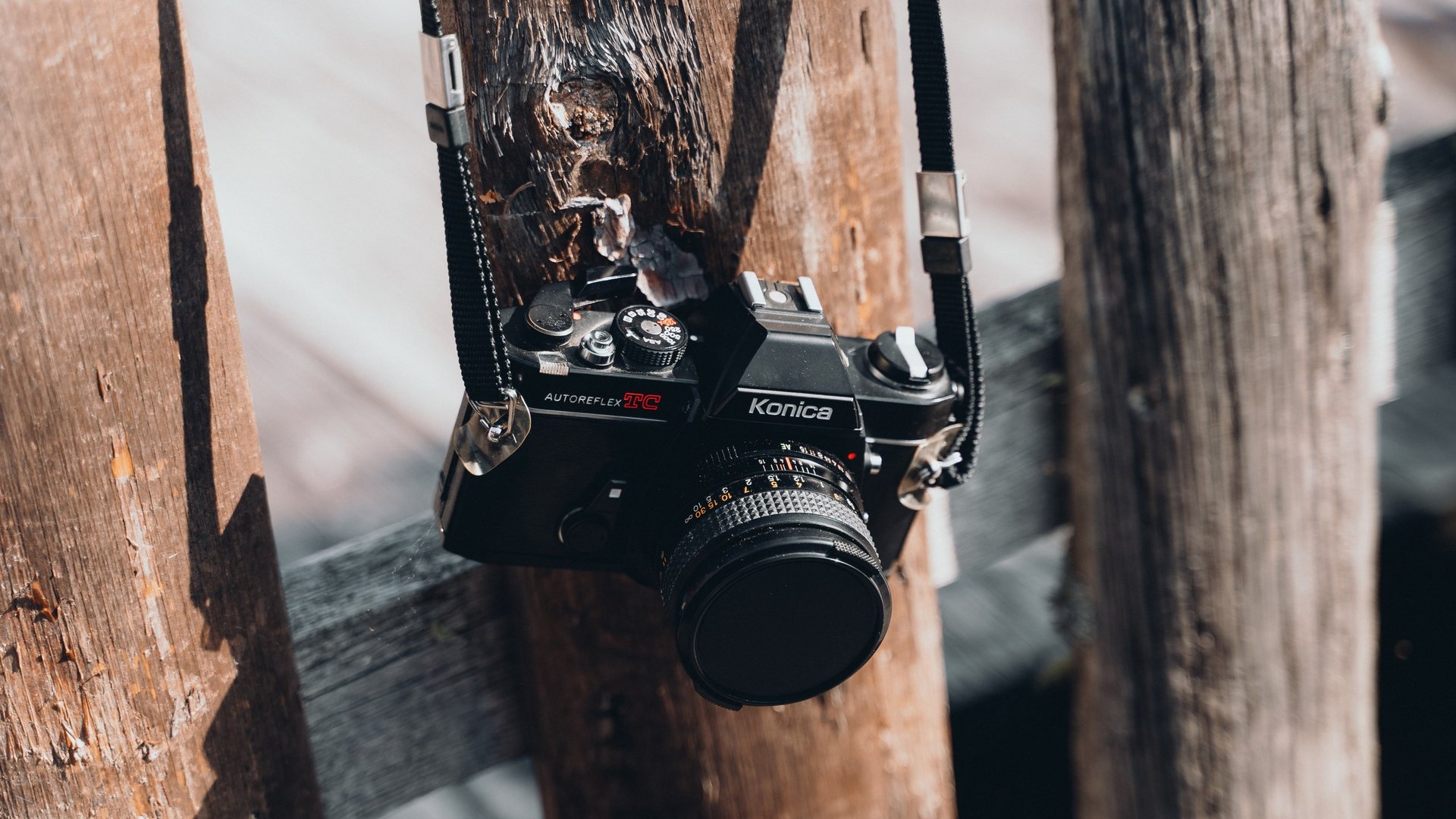 Die Dolomiten – Skiurlaub und so viel mehr Schwarze Vintage-Kamera hängt an einem Holzpfosten