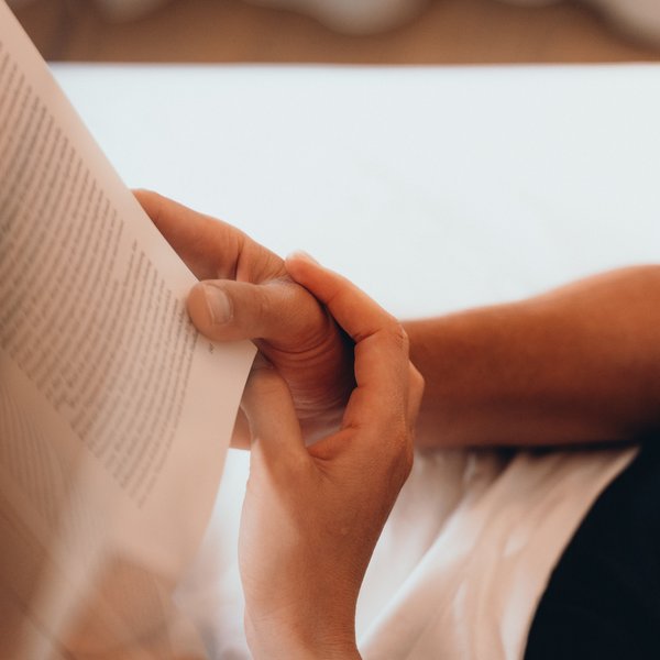 Romantischer Kurzurlaub für Verliebte – Sensoria Dolomites Nahaufnahme einer Person, die eine Buchseite umblättert