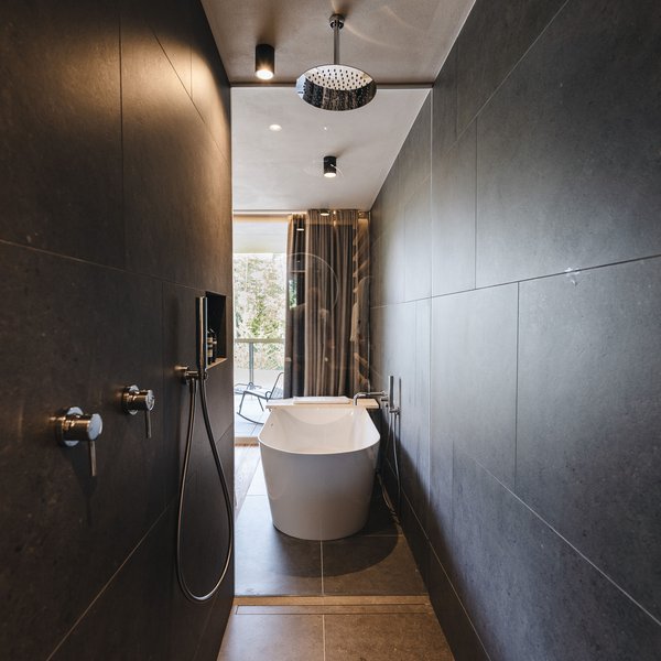 Romantischer Kurzurlaub für Verliebte – Sensoria Dolomites Modernes Badezimmer mit freistehender Badewanne und Regendusche