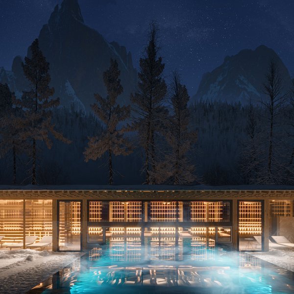 Sensoria Dolomites: Wellnesshotel in den Dolomiten Beheizter Pool bei Nacht in verschneiter Berglandschaft mit beleuchtetem Holzpavillon