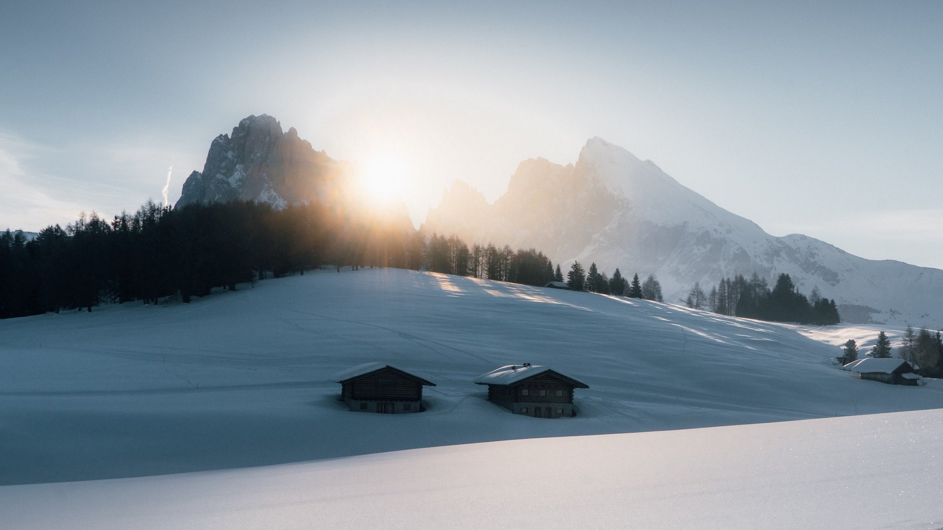 Sensoria Dolomites: Wellnesshotel in den Dolomiten Sonnenaufgang über schneebedeckten Hütten in den Bergen