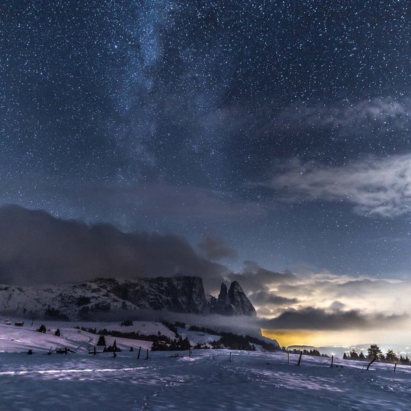Sensoria Dolomites: Wellnesshotel in den Dolomiten Sternenklarer Himmel über schneebedeckter Berglandschaft bei Nacht