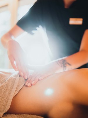 Sensoria Dolomites: Wellnesshotel in den Dolomiten Person erhält eine entspannende Massage im Spa