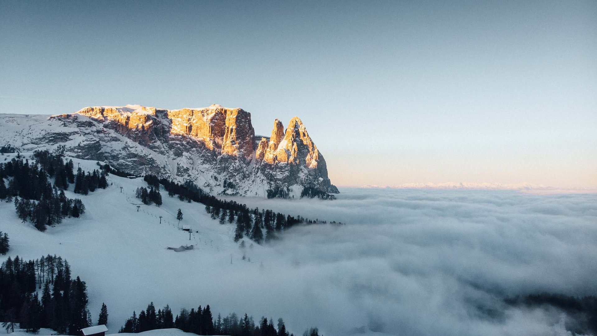 Sensoria Dolomites: Wellnesshotel in den Dolomiten Schneebedeckte Berge bei Sonnenlicht mit Nebel im Tal