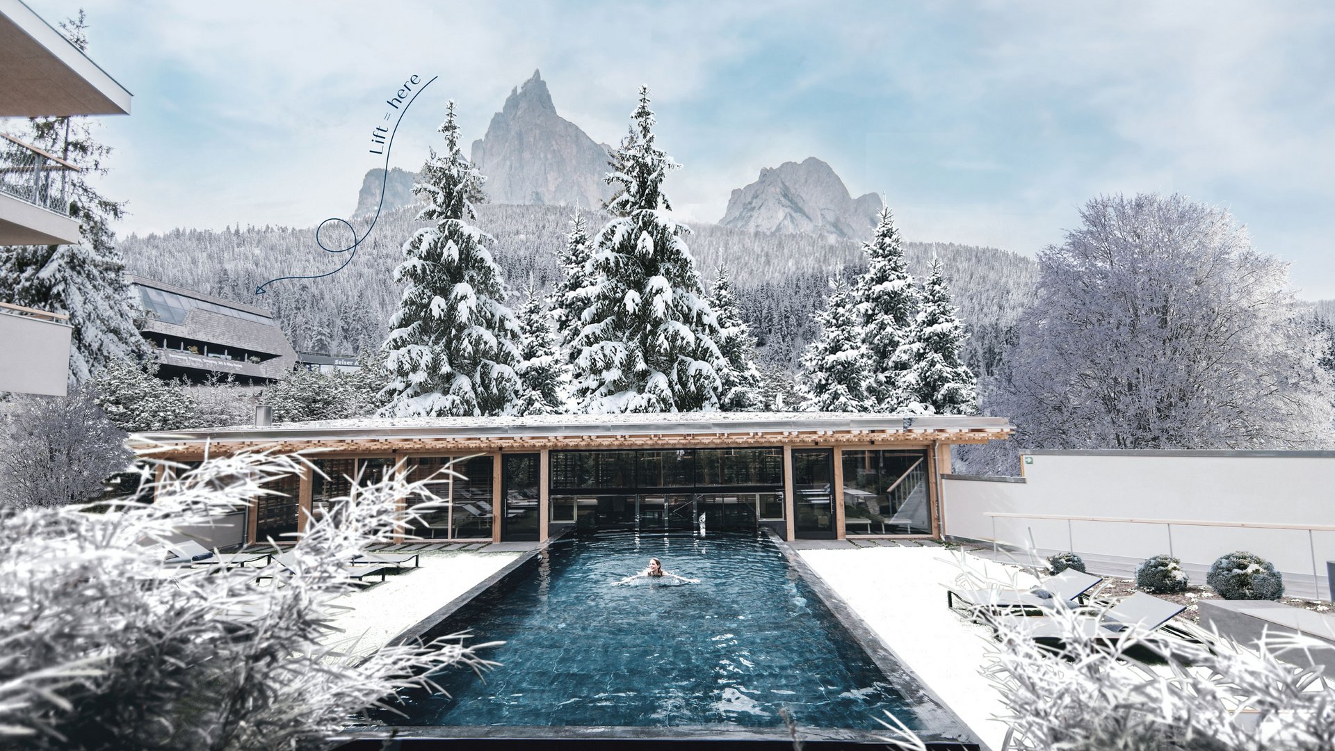 Sensoria Dolomites: Wellnesshotel in den Dolomiten Person schwimmt im Pool mit schneebedeckten Bäumen und Bergen im Hintergrund