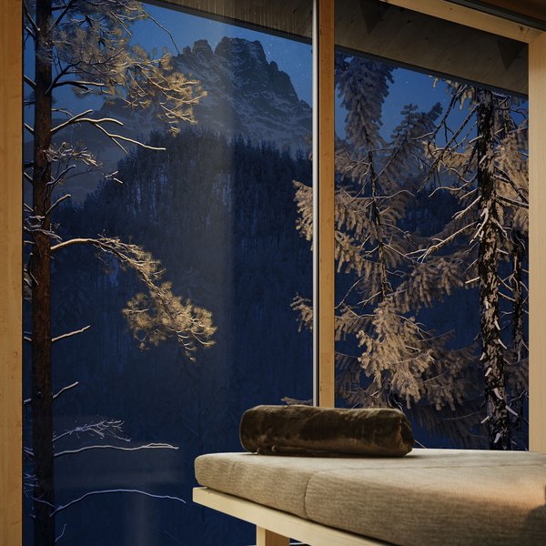 Sensoria Dolomites: Wellnesshotel in den Dolomiten Schlafzimmer mit Panoramafenster und Blick auf verschneite Bäume und Berg bei Nacht